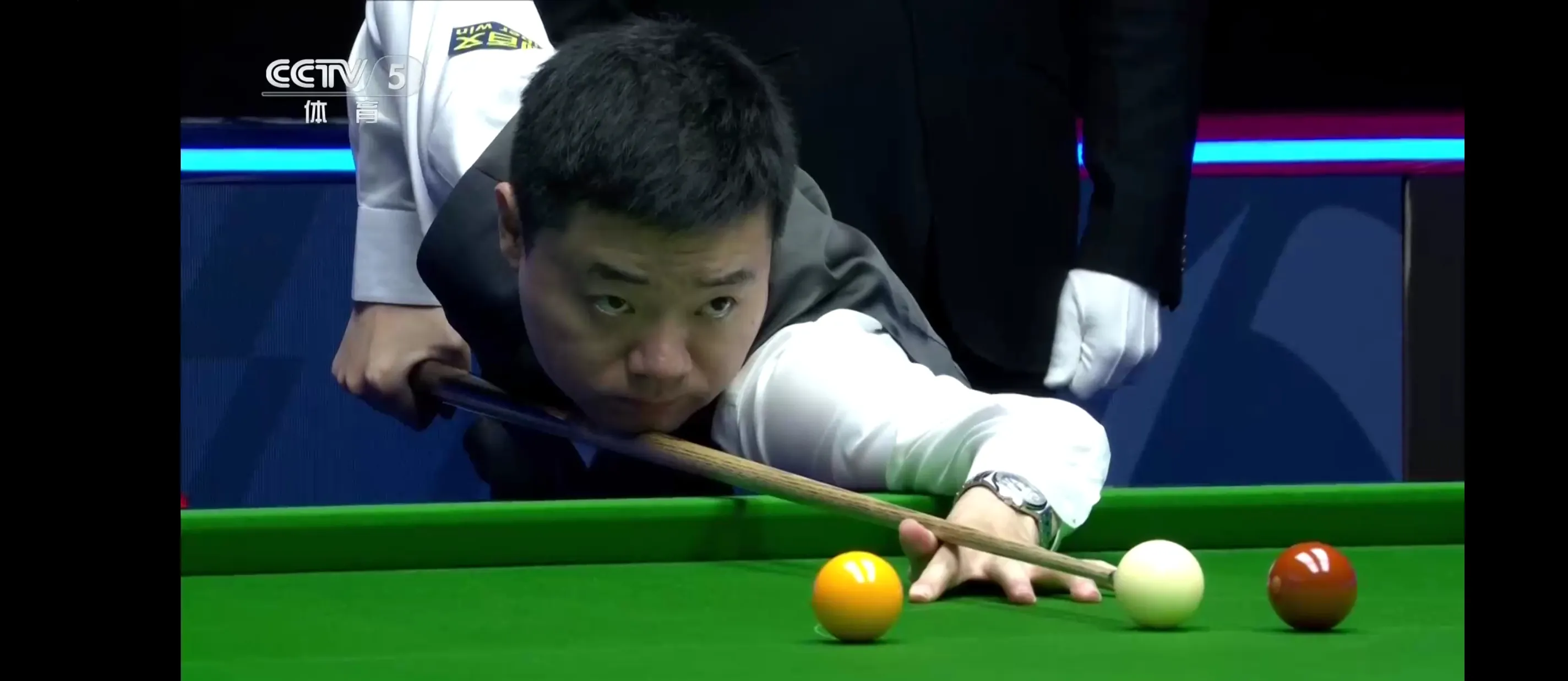 丁俊晖对阵巴萨展开拉锯大战，最终险胜对手-爱游戏入口