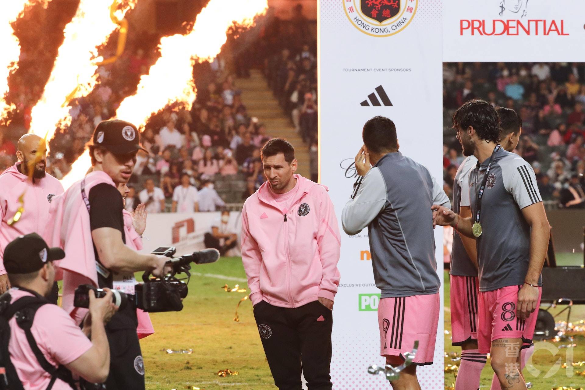 梅西回归首秀大放异彩，巴黎主场球迷高呼名字-爱游戏体育官网