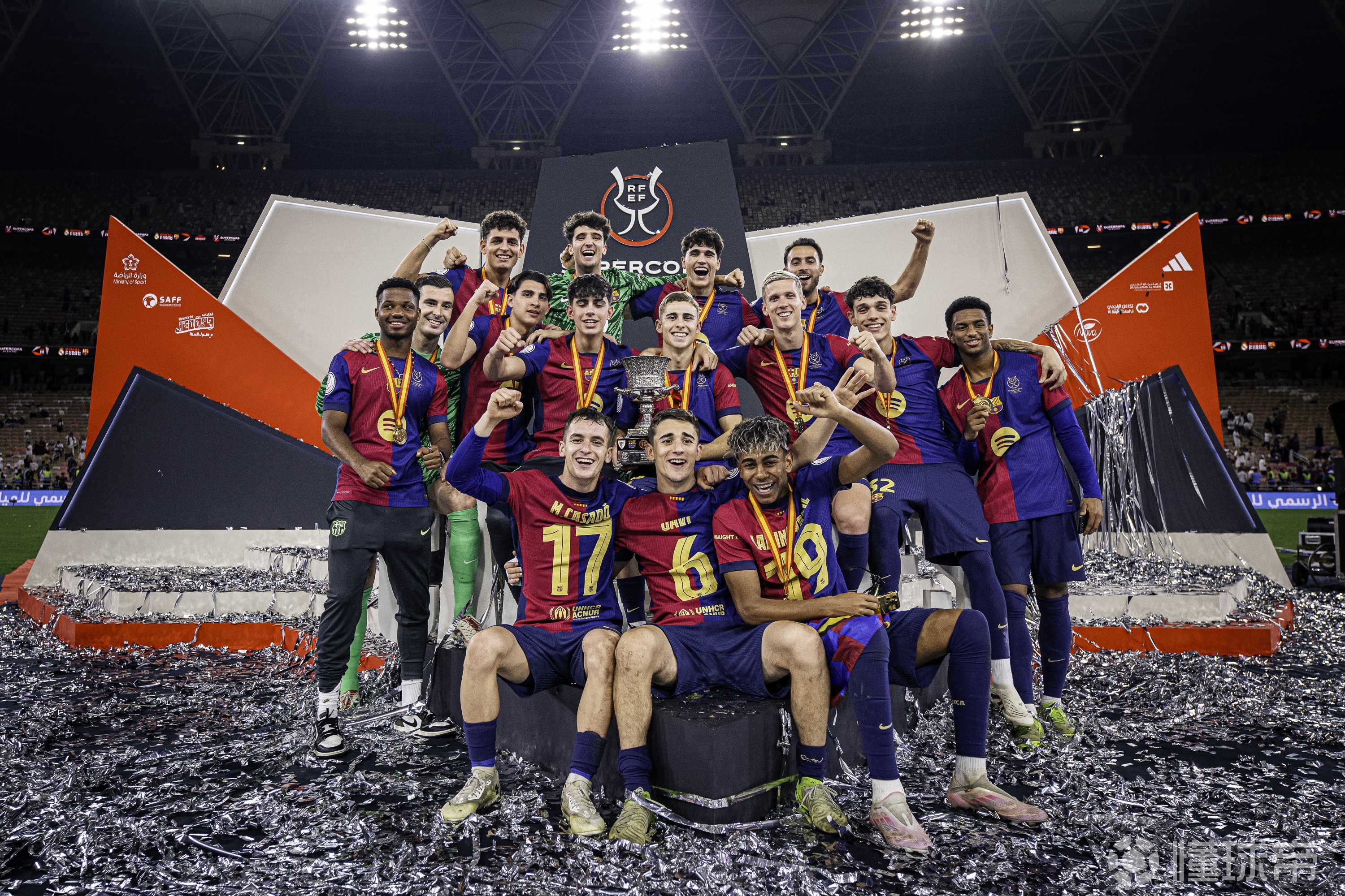 巴萨主场大捷，球员赛后激动庆祝胜利，国内.-爱游戏官网