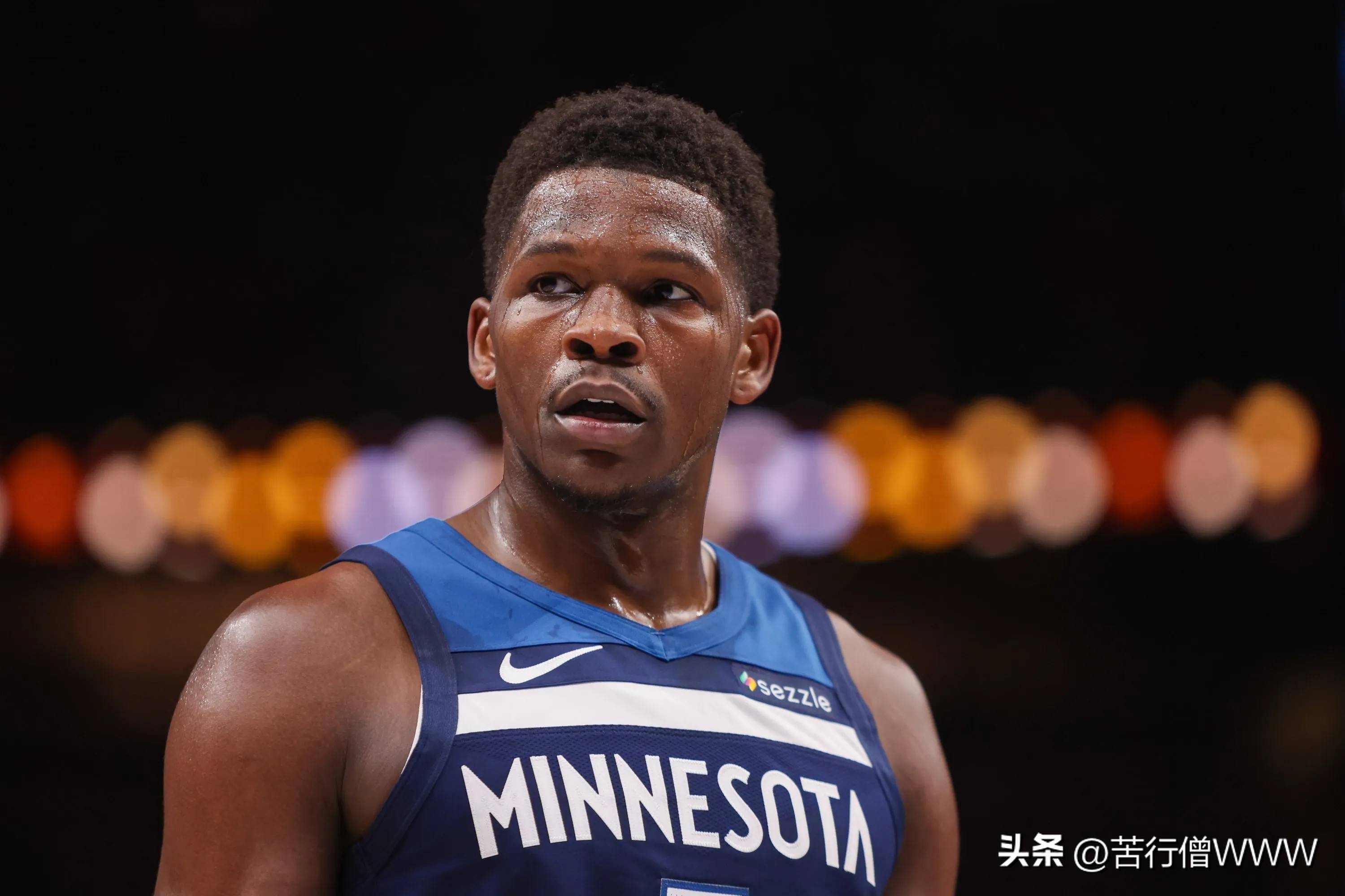 凯尔特人技术犯规送分，羽毛球队主帅怒摔战术板！的简单介绍-爱游戏官网网页版入口